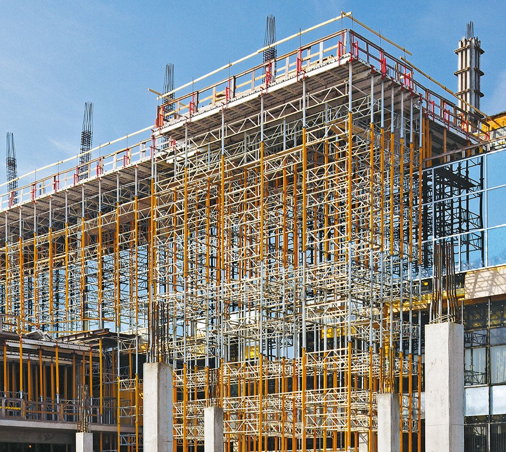 19.50 m high MULTIPROP towers as shoring with SKYDECK slab formwork for a cantilevered slab.<br/>