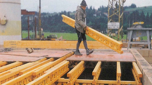<p>As a further development of the T 70 V with a height of 36 cm, the new wooden lattice girder GT 24 offers more flexibility at the jobsite maintaining the same dimensional stability with a 12-cm lower height.</p><br/>